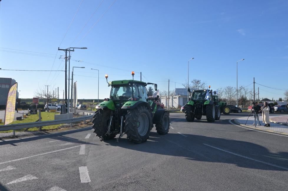 Αγρότες στο μπλόκο της Νίκαιας εν μέσω νέων εξελίξεων
